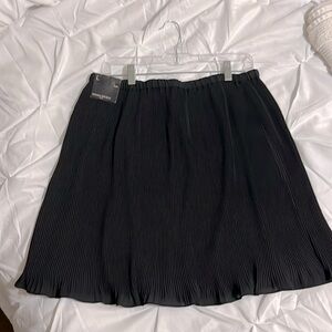 Banana Republic Pleated Black Knee-Length A-Line Skirt. Size L Petite
